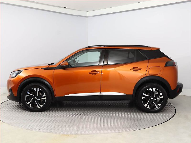 Peugeot 2008 (2021) Allure 1.2 PureTech, Navi - fotka 3 z 16