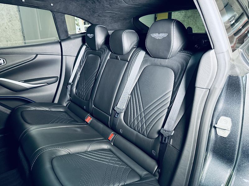 Aston Martin DBX (2021) 550*AIR*XENON.GREY*TOP - fotka 44 z 48