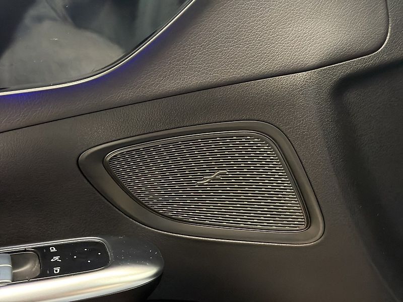 Mercedes-Benz Třídy C 300e Kamera Tažné - fotka 12 z 35