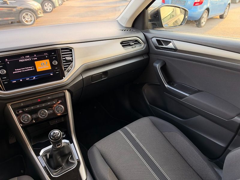 Volkswagen T-Roc (2021) Design 1.0 TSI 81kW - fotka 16 z 18