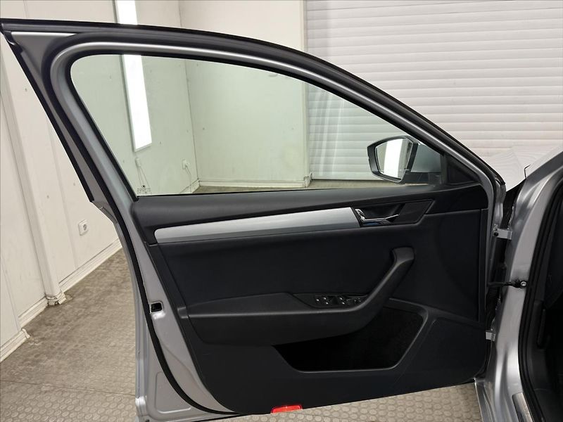 Škoda Superb 2,0 TDI ČR DSG NAVI CARPLAY - fotka 30 z 35