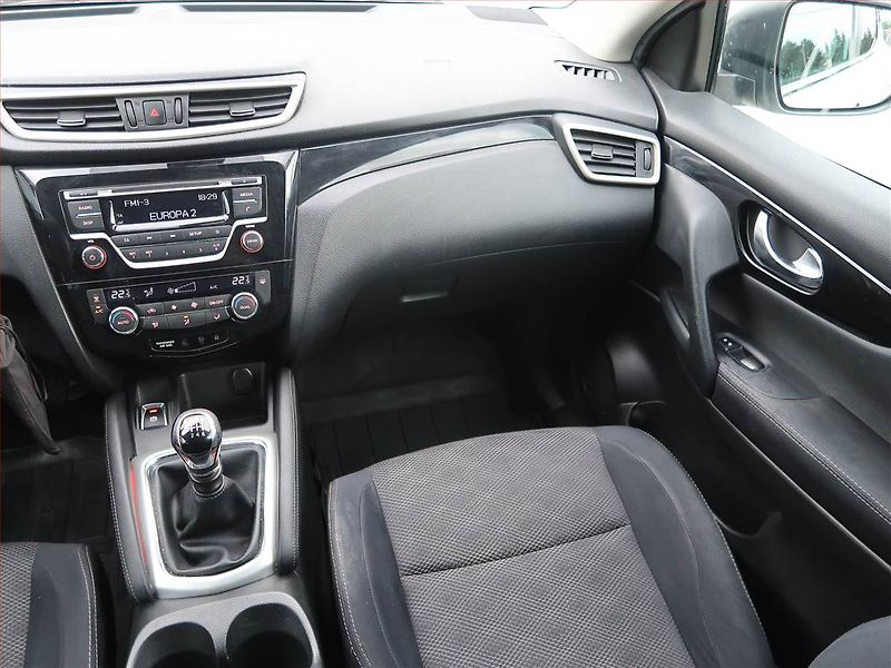 Nissan Qashqai (2015) 1.2 DIG-T, Tempomat - fotka 8 z 17