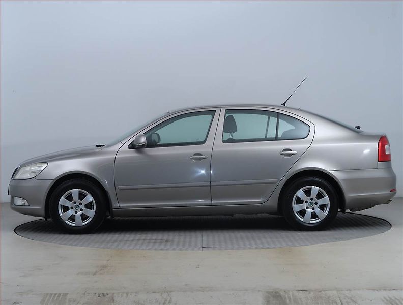 Škoda Octavia (2009) Elegance 1.6, Tempomat - fotka 3 z 14