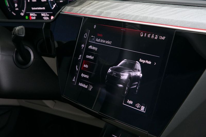 Audi e-tron 55 300kW S-Line Tažné Panorama - fotka 33 z 47