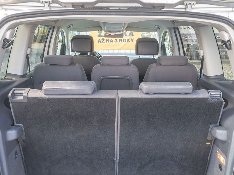 Volkswagen Touran (2014) 1.6TDI 77KW DSG NAVI – 7 SEDAD - fotka 40 z 50