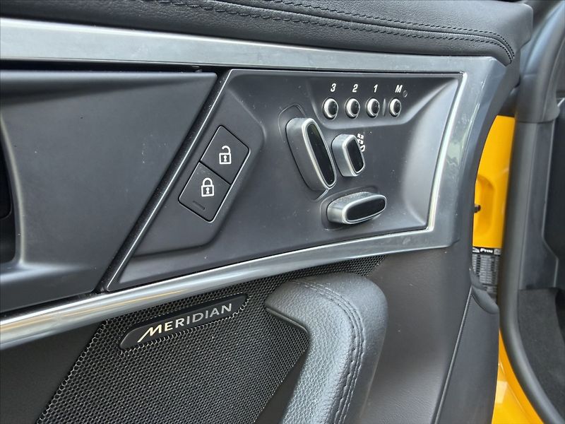 Jaguar F-Type 5,0 R-DYNAMIC P450 RWD - fotka 11 z 19