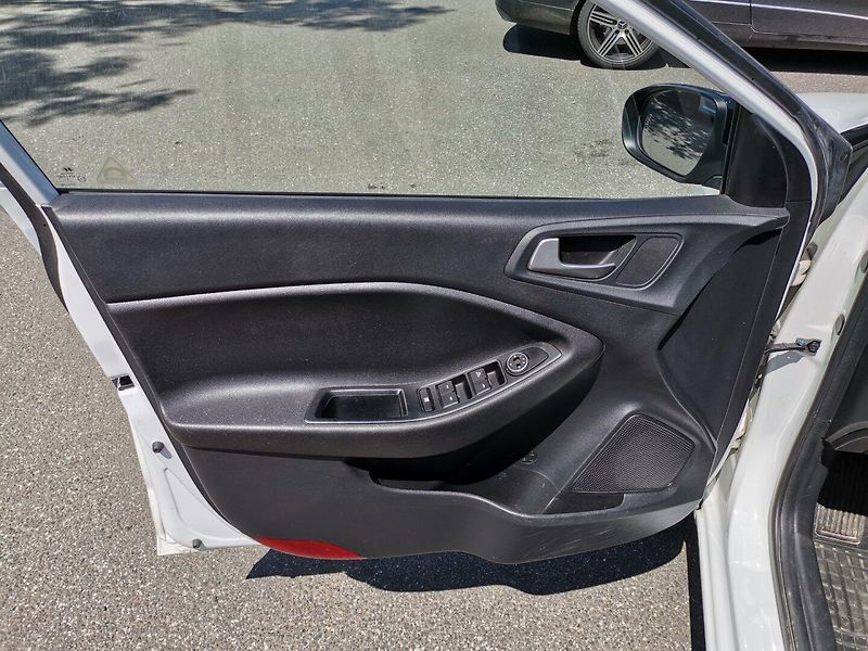 Hyundai i20 (2019) 1.2i 62kw AC Winter PDC - fotka 9 z 25