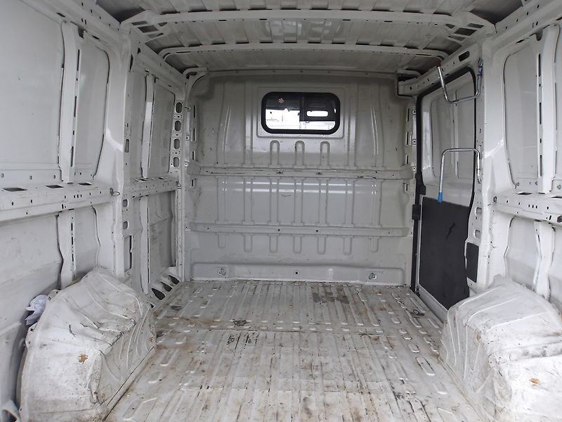 Peugeot Boxer 2,2JTD 1.MAJ.! NAJ.122000km !! - fotka 24 z 31