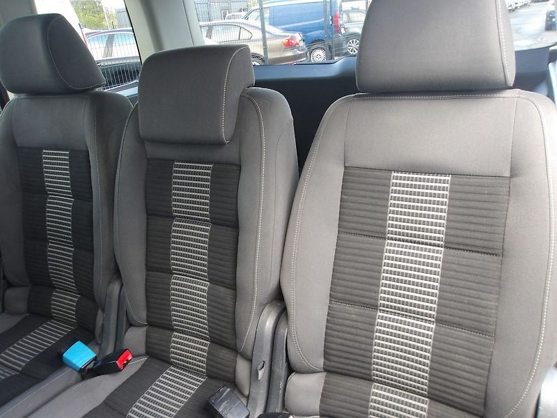 Volkswagen Touran 2,0TDi 103kW PĚKNÝ ! - fotka 17 z 26