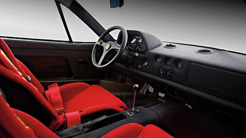 Enzo Ferrari, přezdívaný il Commendatore, byl známý svou soutěživostí a neochotou dělat kompromisy v kvalitě svých vozů.