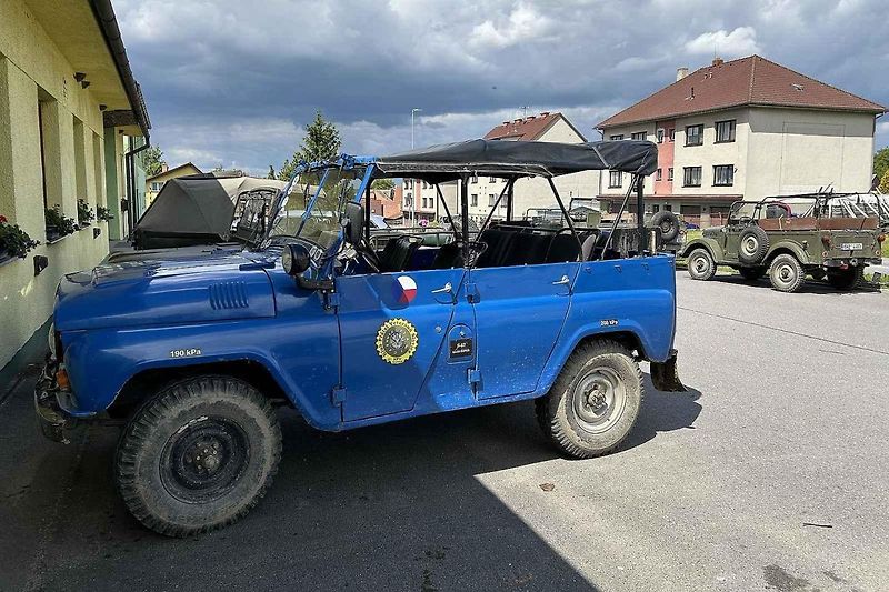 Veterány soutěžící o Zlomenou poloosu při své zastávce v Koutech.
