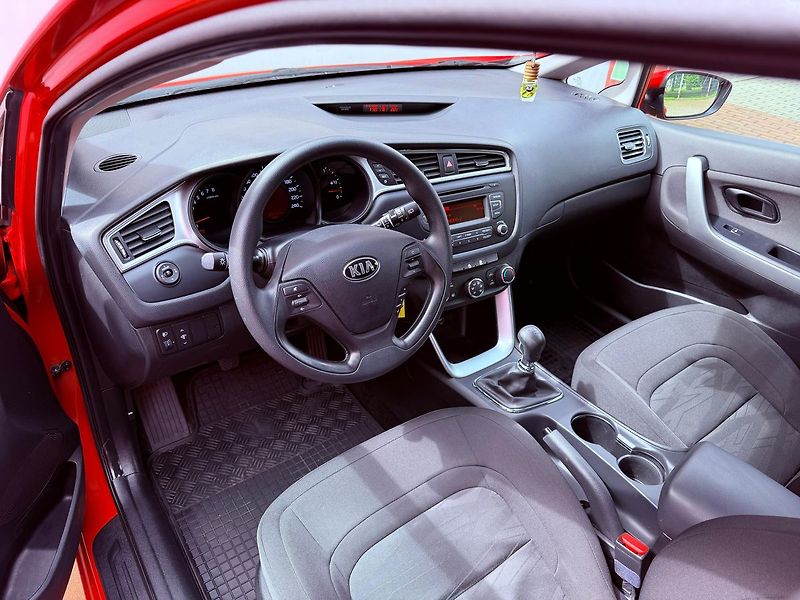 Kia Ceed 1.4 Comfort, ČR, 1.Maj, Servis - fotka 14 z 26