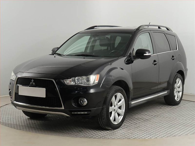 Mitsubishi Outlander (2012) 2.2 DI-D, 4X4, 7 míst, ČR - fotka 2 z 15