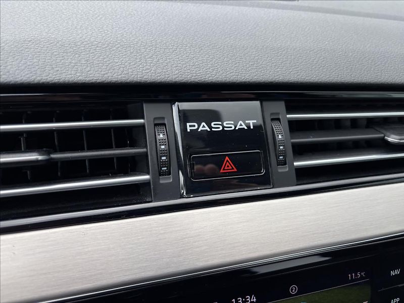 Volkswagen Passat 2,0 TDI R-Line 140kW - fotka 31 z 47
