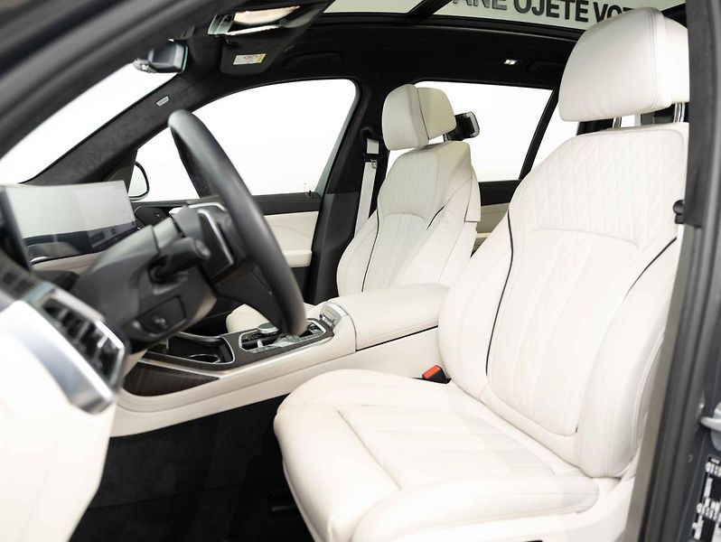 BMW X7 xDrive40i - fotka 19 z 25