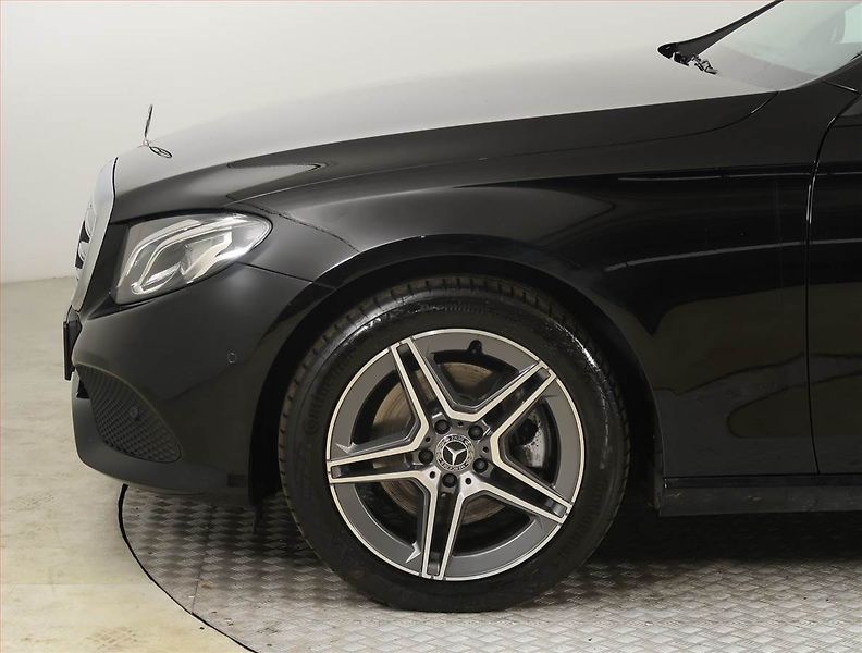 Mercedes-Benz Třídy E (2017) E 220 d - fotka 15 z 27