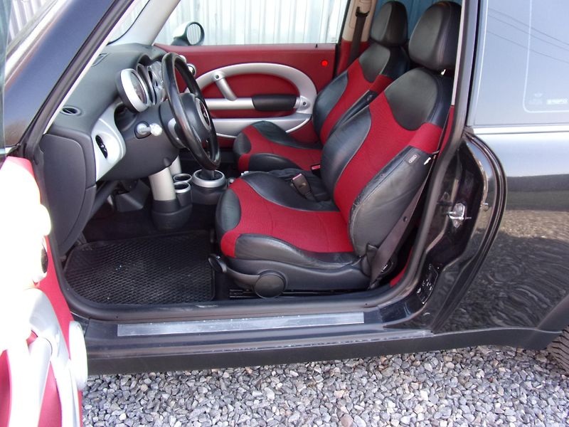 Mini Cooper (2003) 1.6i 85kW  SYMPATICKÝ VŮZ - fotka 9 z 18
