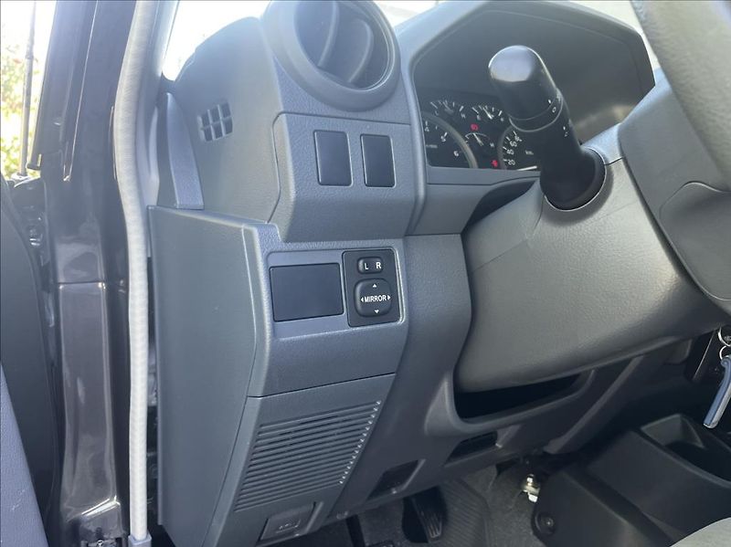 Toyota Land Cruiser GRJ76 4,0 V6 5MT - fotka 15 z 33