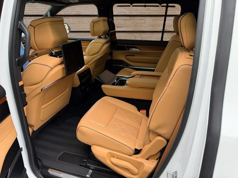 Jeep Grand Wagoneer (2022) + SERIES III + DPH + FULL + - fotka 18 z 36