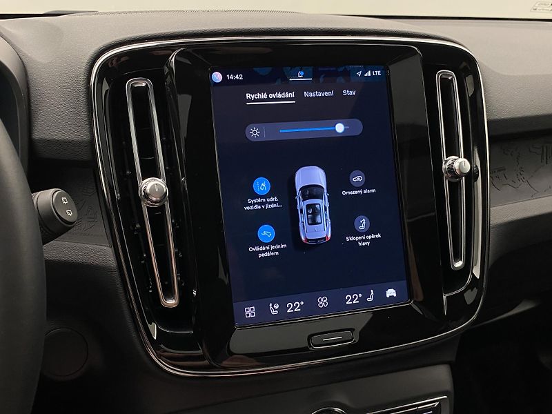 Volvo XC40 PURE ELECTRIC RECHARGE TWIN - fotka 42 z 58
