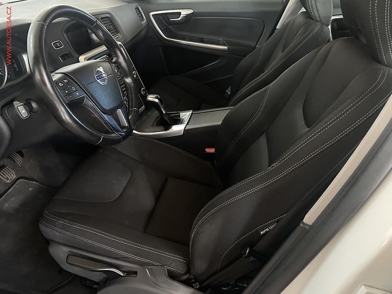 Volvo V60 (2016) 2.0D, ČR, AC, tempo, park - fotka 9 z 14