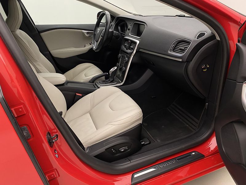 Volvo V40 D4 SUMMUM AUT CZ REZERVACE - fotka 23 z 45