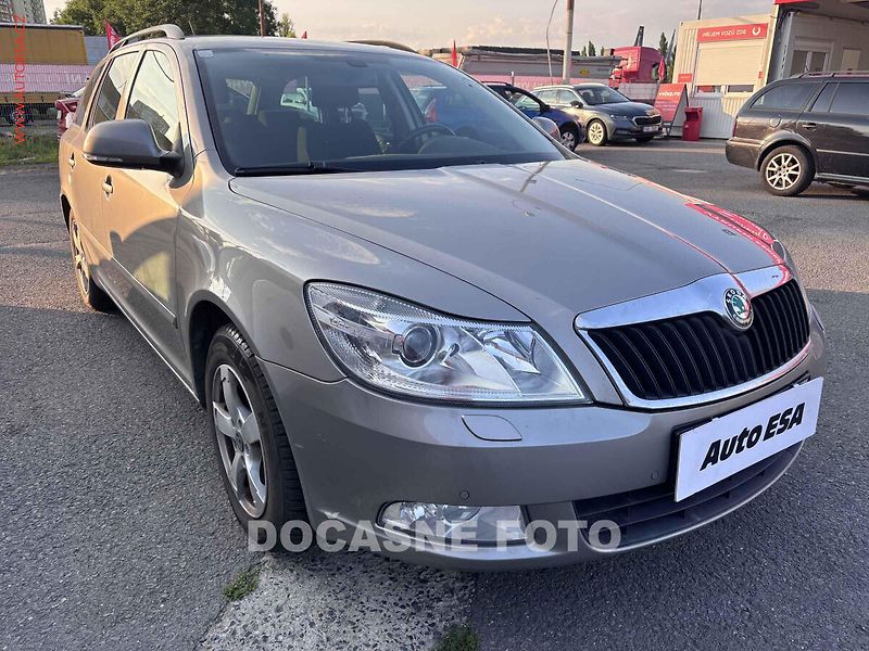 Škoda Octavia (2013) 2.0TDi, servis.kniha, AT - fotka 1 z 3