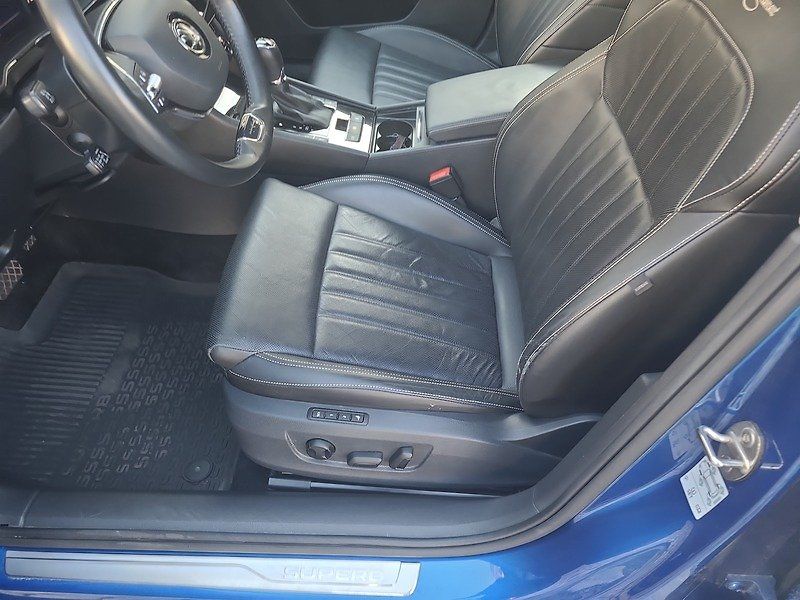 Škoda Superb Combi 2.0 TDI DSG - fotka 51 z 69