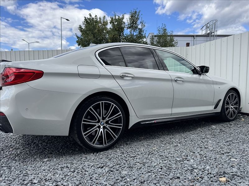 BMW Řada 5 3,0 530d xDrive Mpaket původČR - fotka 18 z 50
