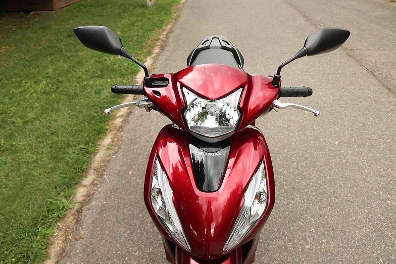 Začínáte v jedné stopě a máte omezený rozpočet? Honda Vision je skvělé řešení.