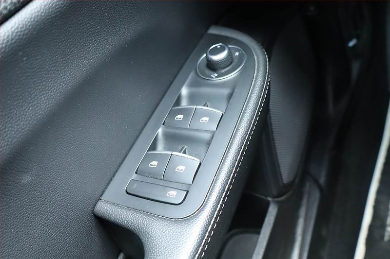 Alfa Romeo Giulia (2017) 2.0 Turbo - fotka 21 z 26