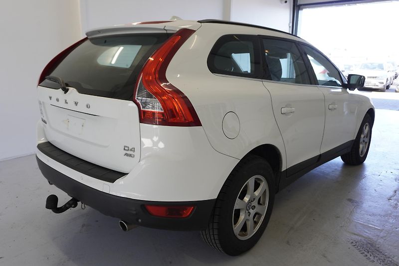 Volvo XC60 D4 AWD MOMENTUM AUT. - fotka 5 z 26