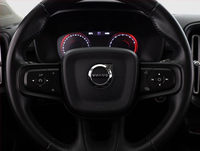 Volvo XC40 (2018) T3 - fotka 8 z 15