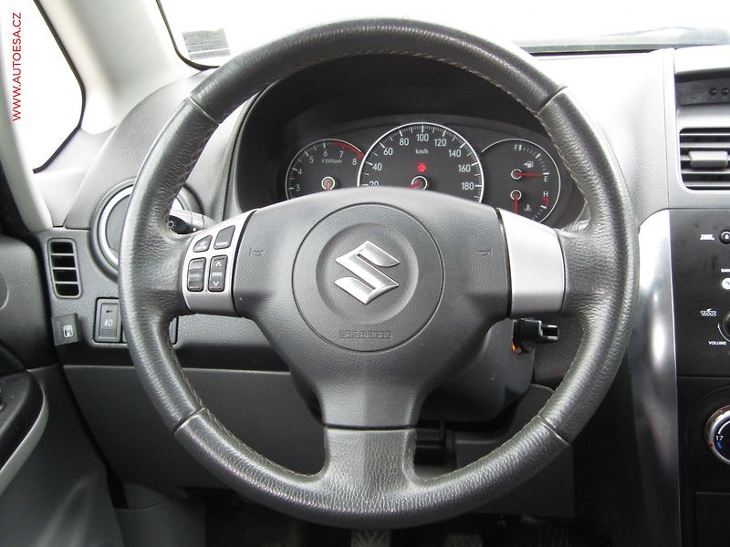 Suzuki SX4 (2007) 1.6 i - fotka 12 z 16
