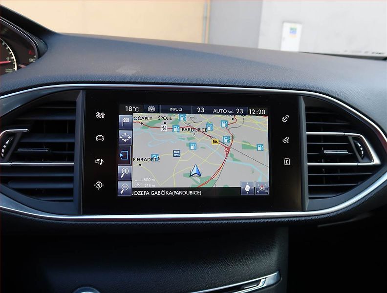Peugeot 308 (2017) 1.6 BlueHDi, Automat, Navi - fotka 15 z 18