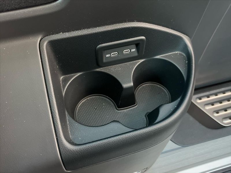 Volkswagen Multivan 2,0 TDi 110kW BULLI  T6.1 REZE - fotka 28 z 29