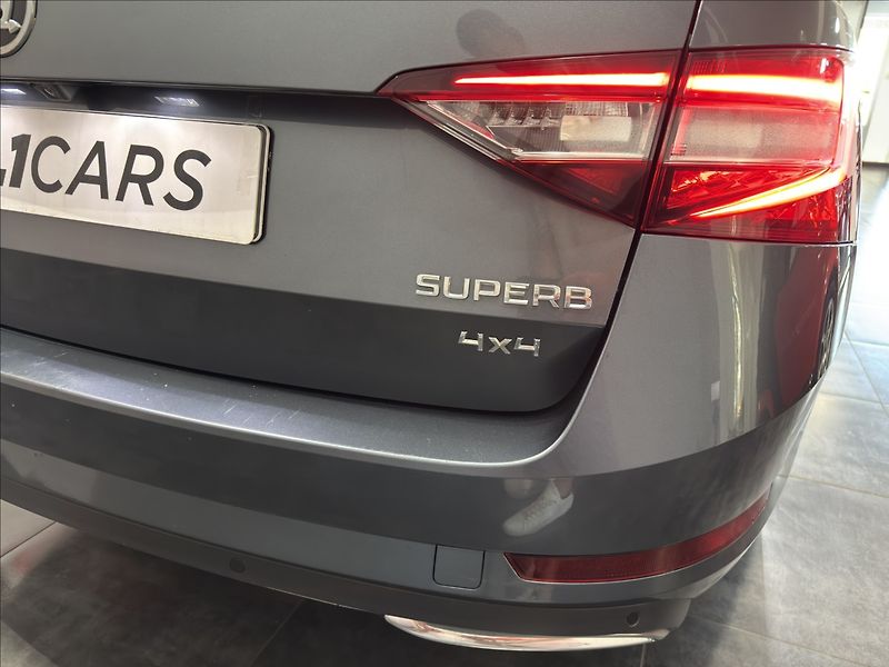 Škoda Superb 2,0   TDI 4x4 DSG SPORTLINE - fotka 32 z 39