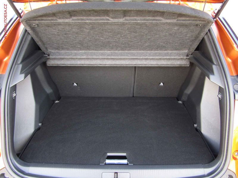 Peugeot 2008 (2020) 1.2 PT, 1.maj,ČR, Allure, AT - fotka 7 z 23