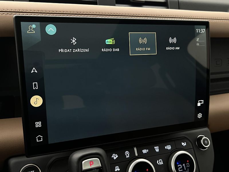 Land Rover Defender 110 D350 X-DYNAMIC REZERVACE - fotka 32 z 51