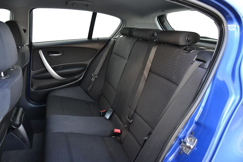 BMW Řada 1 118i / 105 kW / MANUÁL - fotka 31 z 38