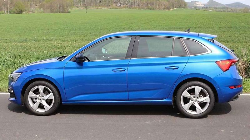 Škoda Scala a Říp v pozadí