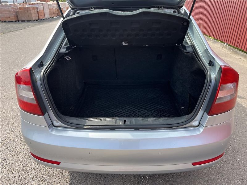 Škoda Octavia 1,6 TDi KLIMA ROZVODY SERVIS - fotka 32 z 34