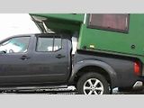Fotografie poškozeného Nissanu Navara.