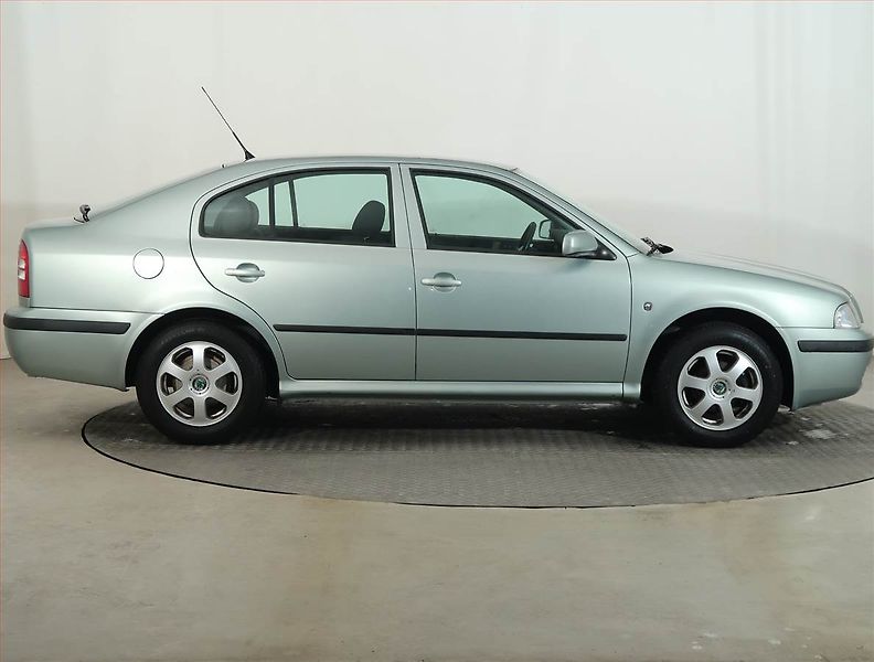 Tesla Model 3 (2019) Long Range 4WD 78kWh, SoH 92% - fotka 6 z 24