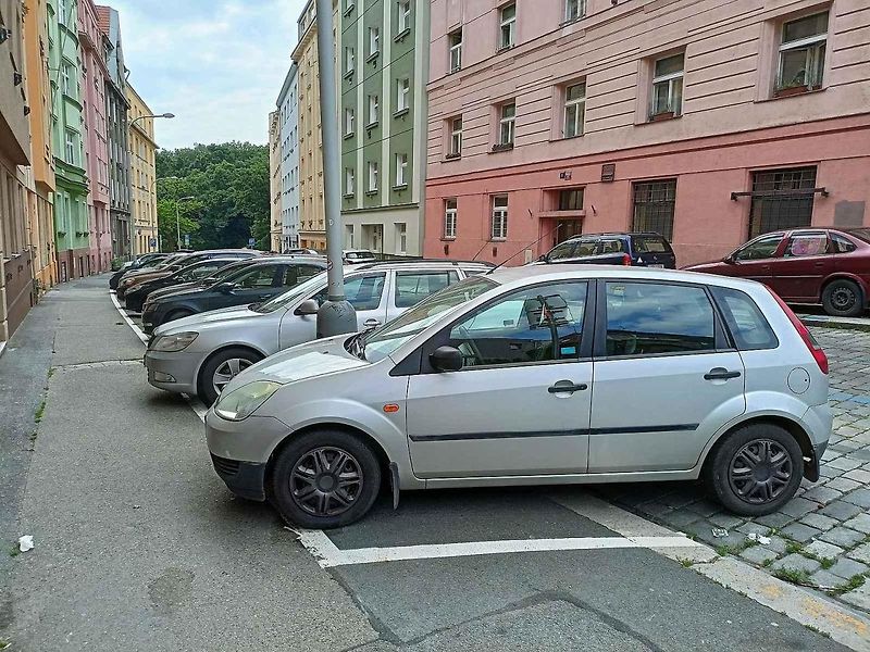 Parkování na místech pro invalidy, ilustrační.