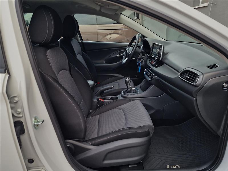 Hyundai i30 1.6 CRDi Comfort,ČR,1.Majitel - fotka 14 z 49