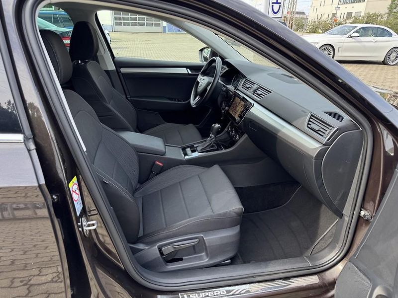 Škoda Superb 2.0 TDI 110 kW DSG, navigace - fotka 11 z 18