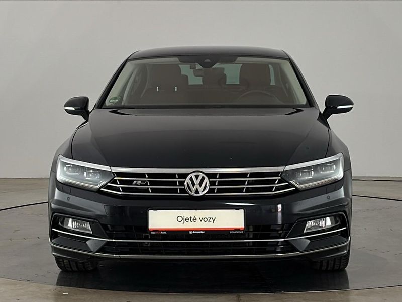 Volkswagen Passat R-Line DSG - fotka 4 z 32
