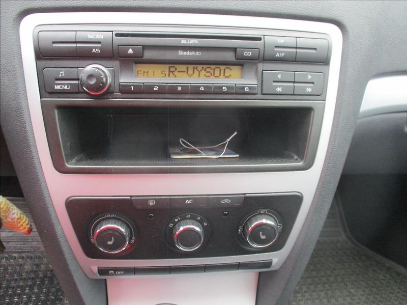 Škoda Octavia 1,6 TDI, klima, tažné zař. - fotka 15 z 25