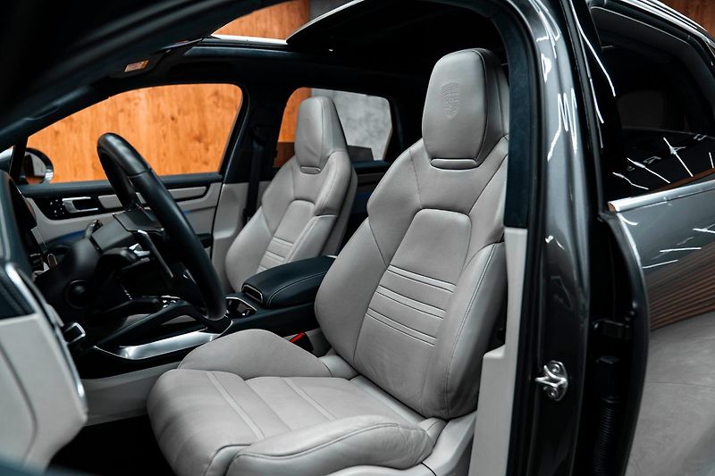 Porsche Cayenne Turbo - fotka 6 z 20